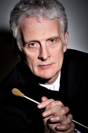 Dirijorul britanic  Stephen Threlfall. Sursă foto: www.pbase.com